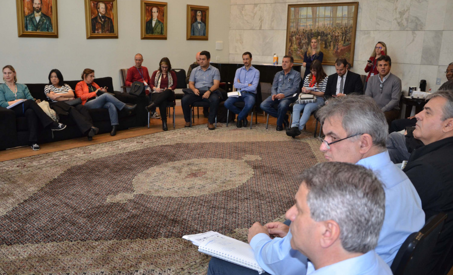 O Governo do Paraná realizou aproximadamente 100 eventos no Estado, nos últimos 30 dias, para orientar e qualificar cerca de 5 mil produtores de leite em relação aos cuidados na manutenção da sanidade dos animais e qualidade do produto