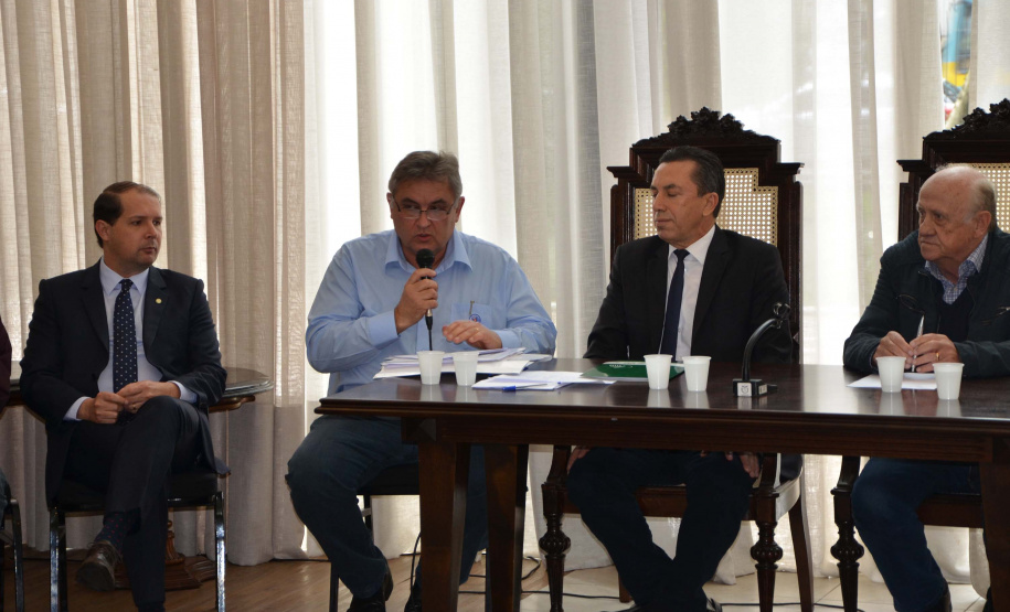 O Governo do Paraná realizou aproximadamente 100 eventos no Estado, nos últimos 30 dias, para orientar e qualificar cerca de 5 mil produtores de leite em relação aos cuidados na manutenção da sanidade dos animais e qualidade do produto