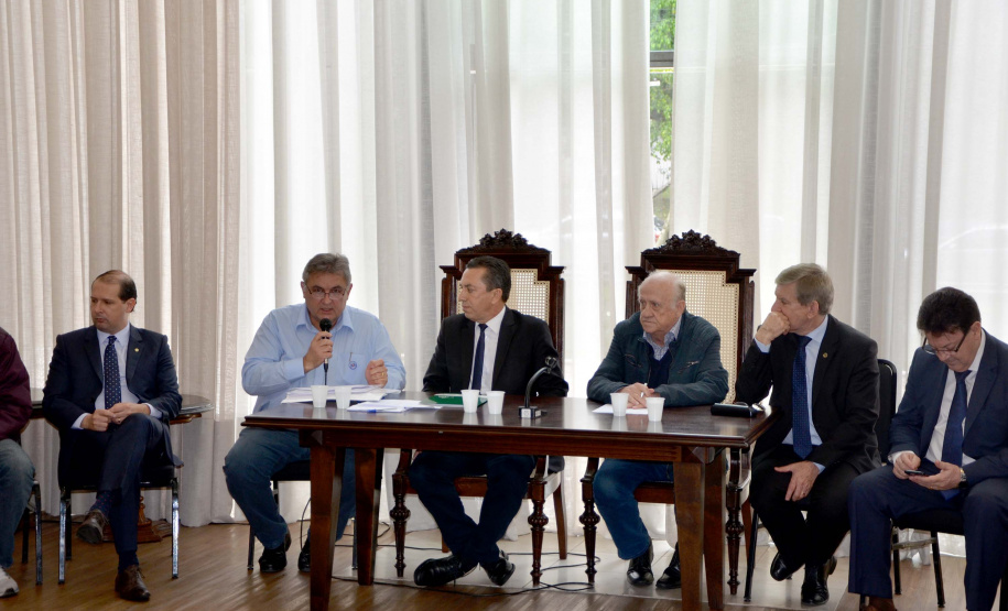 O Governo do Paraná realizou aproximadamente 100 eventos no Estado, nos últimos 30 dias, para orientar e qualificar cerca de 5 mil produtores de leite em relação aos cuidados na manutenção da sanidade dos animais e qualidade do produto