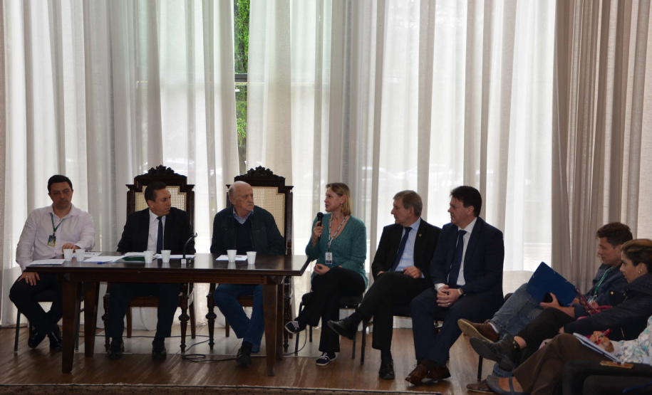 O Governo do Paraná realizou aproximadamente 100 eventos no Estado, nos últimos 30 dias, para orientar e qualificar cerca de 5 mil produtores de leite em relação aos cuidados na manutenção da sanidade dos animais e qualidade do produto