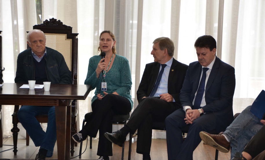 O Governo do Paraná realizou aproximadamente 100 eventos no Estado, nos últimos 30 dias, para orientar e qualificar cerca de 5 mil produtores de leite em relação aos cuidados na manutenção da sanidade dos animais e qualidade do produto