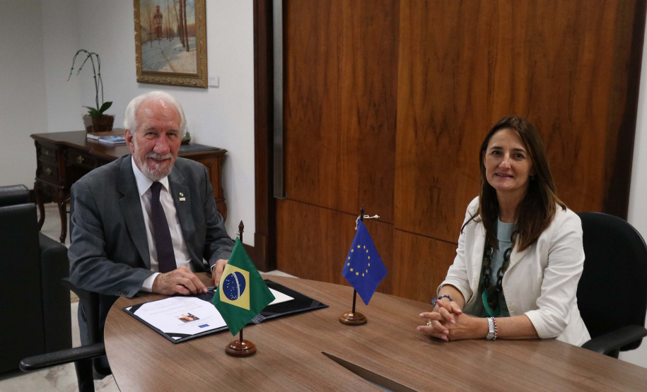 O vice-governador Darci Piana recebeu nesta terça-feira (8) a chefe de Delegação Adjunta da União Europeia (UE) no Brasil, Ana Beatriz Martins. Na reunião, foram discutidos temas de interesse do Governo do Estado, como a janela para investimentos estrangeiros em infraestrutura (rodovias e ferrovias) e projetos de turismo e comércio bilateral, além do acordo Mercosul-UE. Foto: Camila Tonetti/Vice-governadoria