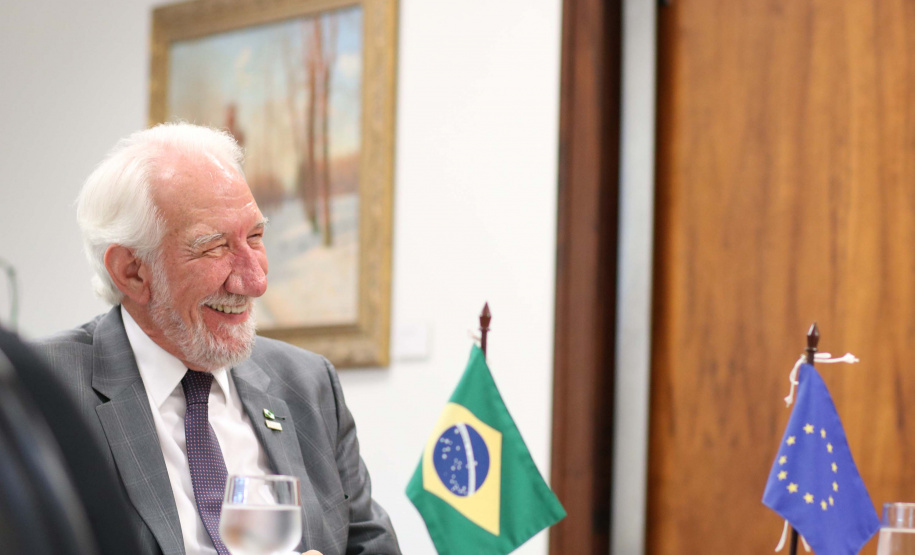 O vice-governador Darci Piana recebeu nesta terça-feira (8) a chefe de Delegação Adjunta da União Europeia (UE) no Brasil, Ana Beatriz Martins. Na reunião, foram discutidos temas de interesse do Governo do Estado, como a janela para investimentos estrangeiros em infraestrutura (rodovias e ferrovias) e projetos de turismo e comércio bilateral, além do acordo Mercosul-UE. Foto: Camila Tonetti/Vice-governadoria