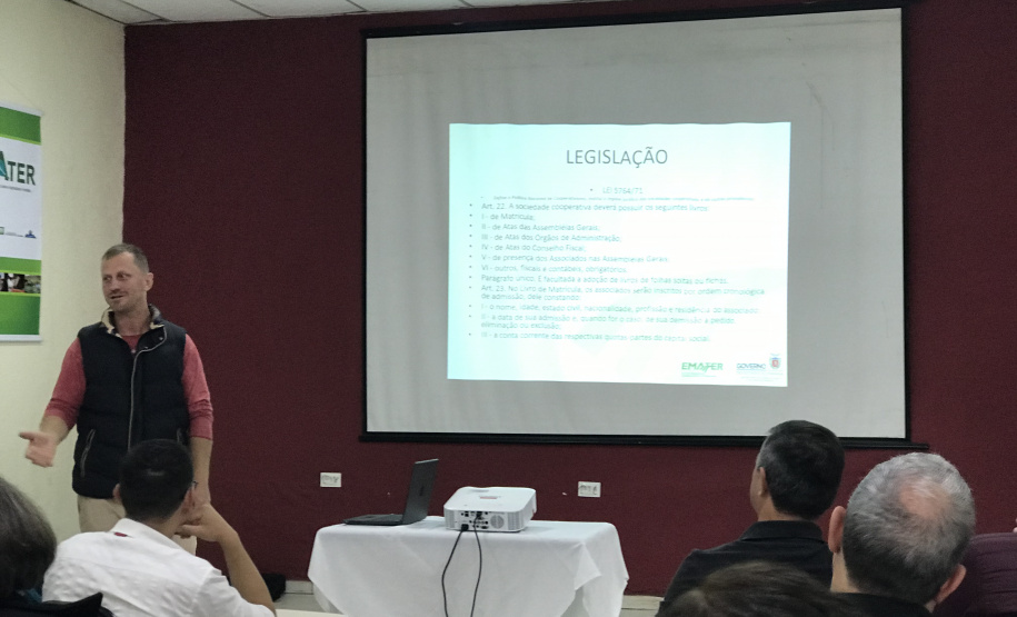 O Instituto Emater e a União Nacional das Cooperativas da Agricultura Familiar e Economia Solidária (Unicafes) estão capacitando cerca de 160 dirigentes de pequenas cooperativas de produção para que elas avancem na profissionalização e gestão de suas instituições, com o objetivo de melhorar e ampliar o atendimento ao associado.Foto: Divulgação/SEAB