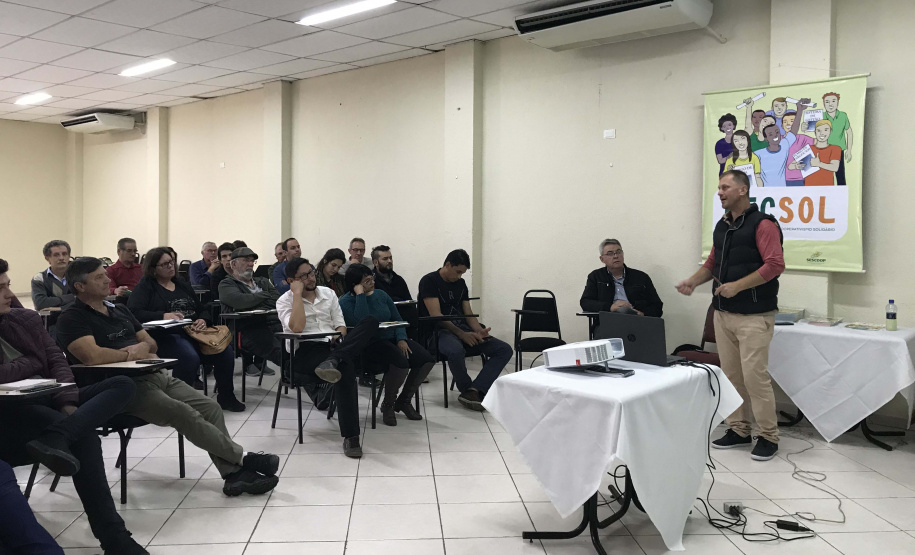 O Instituto Emater e a União Nacional das Cooperativas da Agricultura Familiar e Economia Solidária (Unicafes) estão capacitando cerca de 160 dirigentes de pequenas cooperativas de produção para que elas avancem na profissionalização e gestão de suas instituições, com o objetivo de melhorar e ampliar o atendimento ao associado.Foto: Divulgação/SEAB