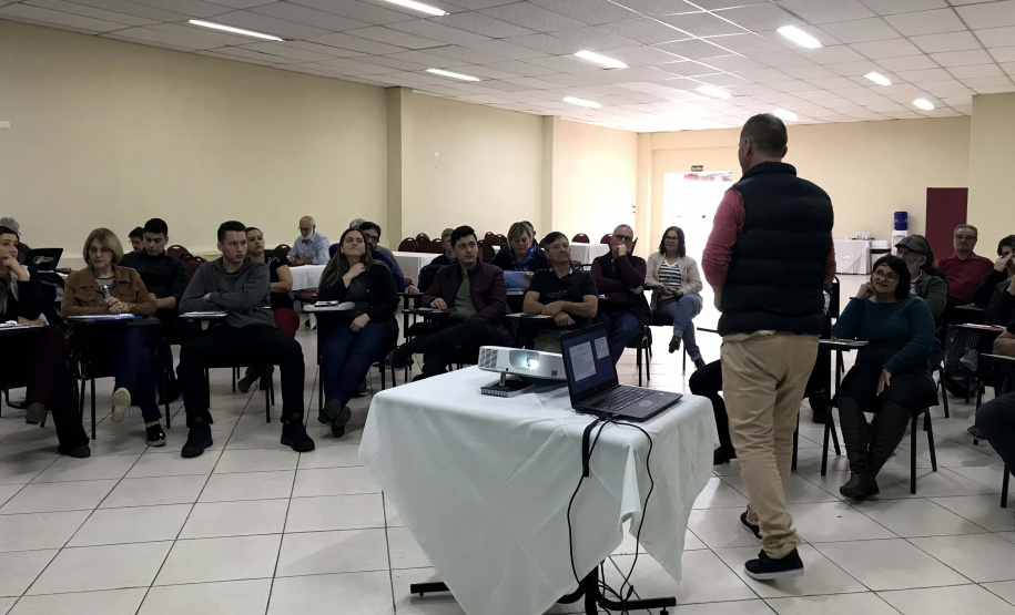 O Instituto Emater e a União Nacional das Cooperativas da Agricultura Familiar e Economia Solidária (Unicafes) estão capacitando cerca de 160 dirigentes de pequenas cooperativas de produção para que elas avancem na profissionalização e gestão de suas instituições, com o objetivo de melhorar e ampliar o atendimento ao associado.Foto: Divulgação/SEAB