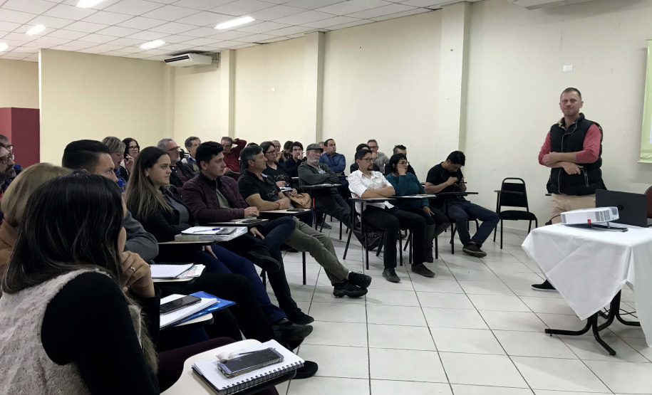 O Instituto Emater e a União Nacional das Cooperativas da Agricultura Familiar e Economia Solidária (Unicafes) estão capacitando cerca de 160 dirigentes de pequenas cooperativas de produção para que elas avancem na profissionalização e gestão de suas instituições, com o objetivo de melhorar e ampliar o atendimento ao associado.Foto: Divulgação/SEAB