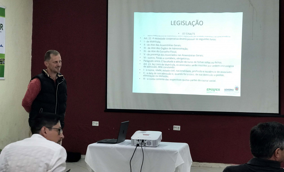 O Instituto Emater e a União Nacional das Cooperativas da Agricultura Familiar e Economia Solidária (Unicafes) estão capacitando cerca de 160 dirigentes de pequenas cooperativas de produção para que elas avancem na profissionalização e gestão de suas instituições, com o objetivo de melhorar e ampliar o atendimento ao associado.Foto: Divulgação/SEAB