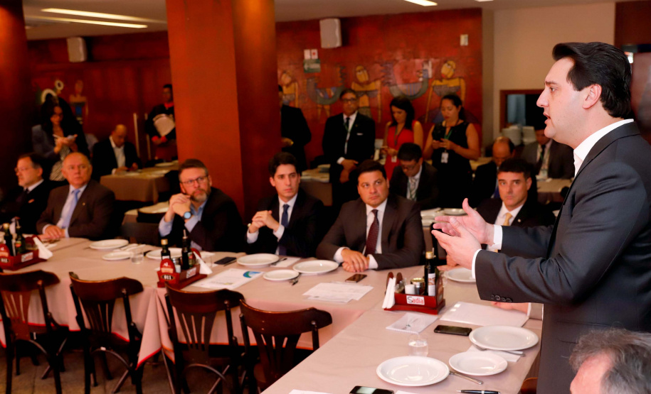 O governador Carlos Massa Ratinho Junior pediu nesta terça-feira (8) que a bancada federal paranaense reforce o pleito pela instalação de uma sede do Tribunal Regional Federal (TRF) no Estado. O governador se reuniu com parlamentares em Brasília e, junto com o presidente da OAB-PR, Cássio Telles, defendeu que a implantação do órgão no Paraná deve acelerar a tramitação de processos e facilitar o acesso da população à Justiça. Foto:RODRIGO FELIX LEAL