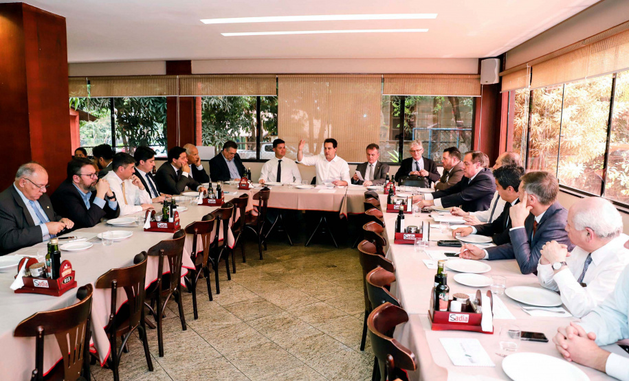 O governador Carlos Massa Ratinho Junior pediu nesta terça-feira (8) que a bancada federal paranaense reforce o pleito pela instalação de uma sede do Tribunal Regional Federal (TRF) no Estado. O governador se reuniu com parlamentares em Brasília e, junto com o presidente da OAB-PR, Cássio Telles, defendeu que a implantação do órgão no Paraná deve acelerar a tramitação de processos e facilitar o acesso da população à Justiça. Foto: RODRIGO FELIX LEAL