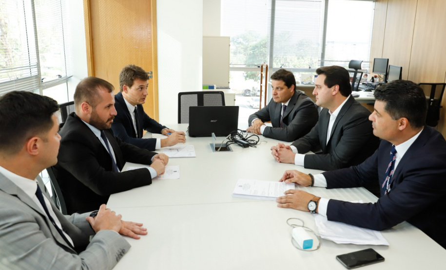 Uma comitiva de paranaenses, liderada pelo governador Carlos Massa Ratinho Junior, esteve nesta terça-feira (09) em Brasília para tratar da ampliação e modernização do Aeroporto de Ponta Grossa, nos Campos Gerais