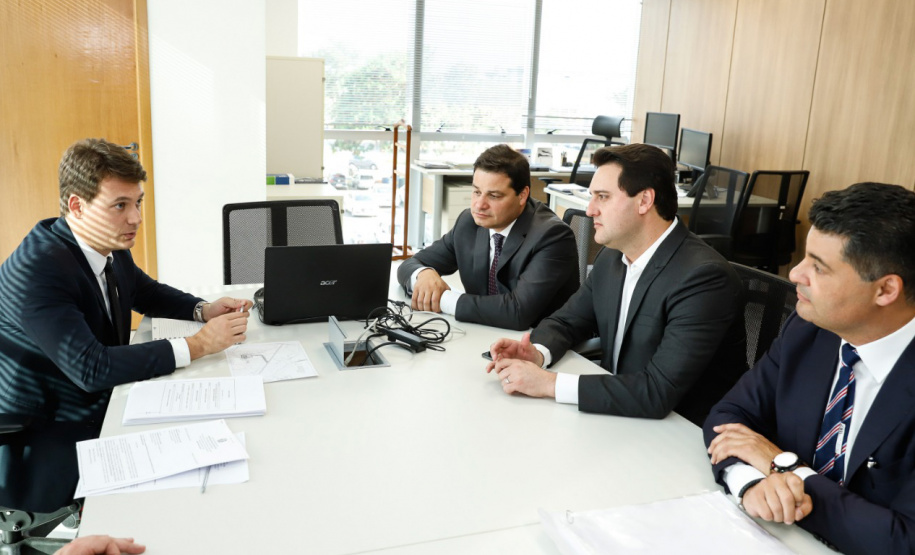 Uma comitiva de paranaenses, liderada pelo governador Carlos Massa Ratinho Junior, esteve nesta terça-feira (09) em Brasília para tratar da ampliação e modernização do Aeroporto de Ponta Grossa, nos Campos Gerais