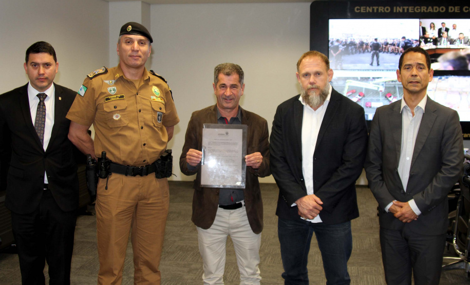 A Secretaria de Estado da Segurança Pública e a Prefeitura de São José dos Pinhais assinaram nesta terça-feira (08) um Termo de Cooperação Técnica para integração e compartilhamento de informações de segurança. A parceria foi firmada na sede da Secretaria, em Curitiba. Foto: Divulgação/SESP