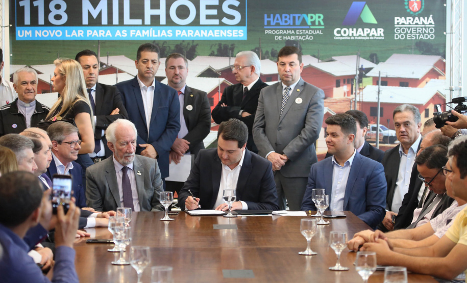 O governador Carlos Massa Ratinho Junior confirmou nesta quarta-feira (9) mais 1.494 novas casas populares para moradores de 33 municípios paranaenses. São imóveis financiados, casas repassadas gratuitamente a famílias de baixa renda e condomínios para pessoas idosas. O investimento é de R$ 118 milhões, com recursos do Tesouro Estadual, por meio do programa Habita Paraná, e de financiamento do Banco Interamericano de Desenvolvimento (BID).Foto: José Fernando Ogura/AEN