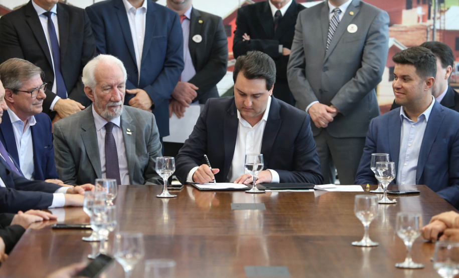 O governador Carlos Massa Ratinho Junior confirmou nesta quarta-feira (9) mais 1.494 novas casas populares para moradores de 33 municípios paranaenses. São imóveis financiados, casas repassadas gratuitamente a famílias de baixa renda e condomínios para pessoas idosas. O investimento é de R$ 118 milhões, com recursos do Tesouro Estadual, por meio do programa Habita Paraná, e de financiamento do Banco Interamericano de Desenvolvimento (BID).Foto: José Fernando Ogura/AEN