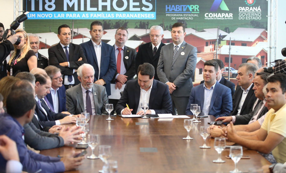 O governador Carlos Massa Ratinho Junior confirmou nesta quarta-feira (9) mais 1.494 novas casas populares para moradores de 33 municípios paranaenses. São imóveis financiados, casas repassadas gratuitamente a famílias de baixa renda e condomínios para pessoas idosas. O investimento é de R$ 118 milhões, com recursos do Tesouro Estadual, por meio do programa Habita Paraná, e de financiamento do Banco Interamericano de Desenvolvimento (BID).Foto: José Fernando Ogura/AEN