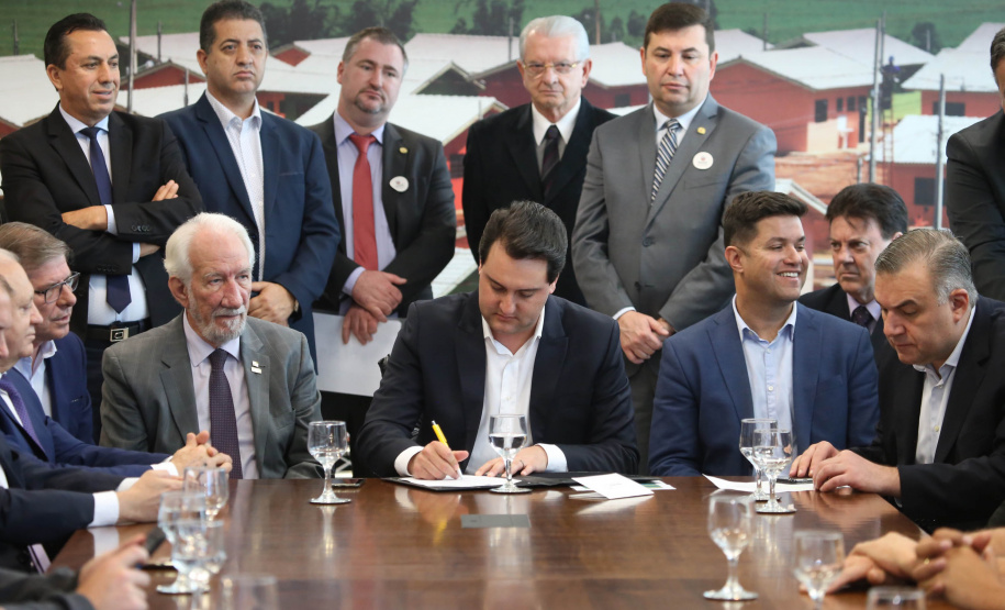 O governador Carlos Massa Ratinho Junior confirmou nesta quarta-feira (9) mais 1.494 novas casas populares para moradores de 33 municípios paranaenses. São imóveis financiados, casas repassadas gratuitamente a famílias de baixa renda e condomínios para pessoas idosas. O investimento é de R$ 118 milhões, com recursos do Tesouro Estadual, por meio do programa Habita Paraná, e de financiamento do Banco Interamericano de Desenvolvimento (BID).Foto: José Fernando Ogura/AEN