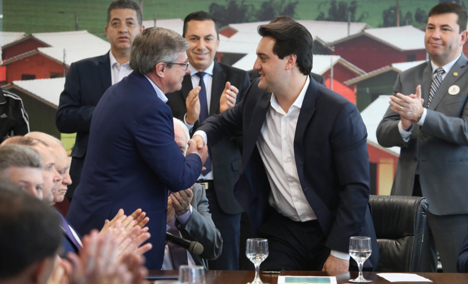 O governador Carlos Massa Ratinho Junior confirmou nesta quarta-feira (9) mais 1.494 novas casas populares para moradores de 33 municípios paranaenses. São imóveis financiados, casas repassadas gratuitamente a famílias de baixa renda e condomínios para pessoas idosas. O investimento é de R$ 118 milhões, com recursos do Tesouro Estadual, por meio do programa Habita Paraná, e de financiamento do Banco Interamericano de Desenvolvimento (BID).Foto: José Fernando Ogura/AEN