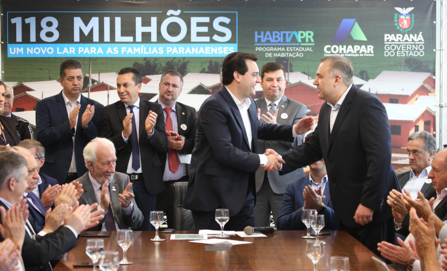 O governador Carlos Massa Ratinho Junior confirmou nesta quarta-feira (9) mais 1.494 novas casas populares para moradores de 33 municípios paranaenses. São imóveis financiados, casas repassadas gratuitamente a famílias de baixa renda e condomínios para pessoas idosas. O investimento é de R$ 118 milhões, com recursos do Tesouro Estadual, por meio do programa Habita Paraná, e de financiamento do Banco Interamericano de Desenvolvimento (BID).Foto: José Fernando Ogura/AEN