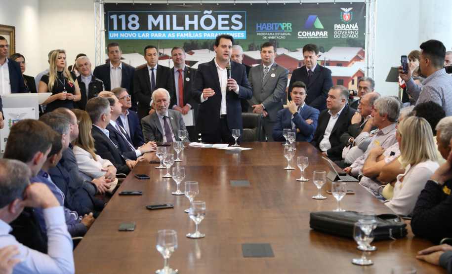O governador Carlos Massa Ratinho Junior confirmou nesta quarta-feira (9) mais 1.494 novas casas populares para moradores de 33 municípios paranaenses. São imóveis financiados, casas repassadas gratuitamente a famílias de baixa renda e condomínios para pessoas idosas. O investimento é de R$ 118 milhões, com recursos do Tesouro Estadual, por meio do programa Habita Paraná, e de financiamento do Banco Interamericano de Desenvolvimento (BID).Foto: José Fernando Ogura/AEN