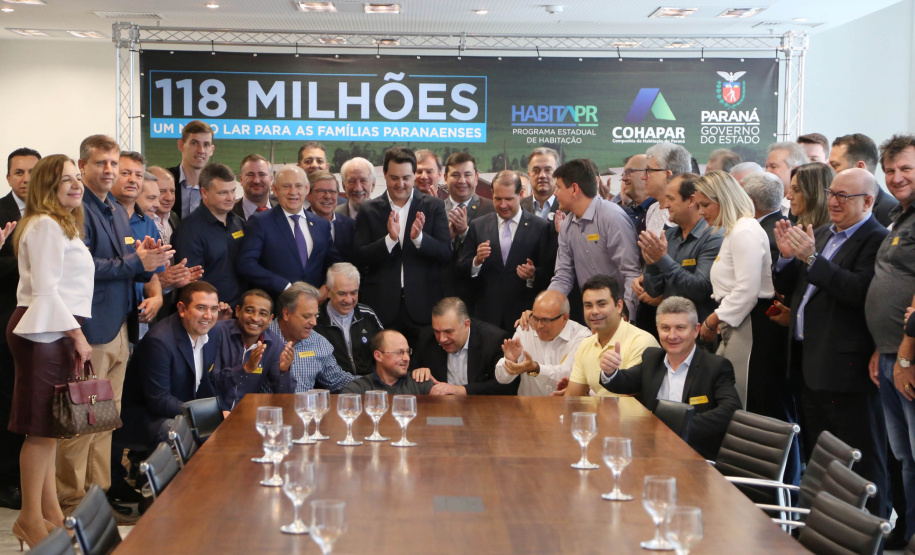 O governador Carlos Massa Ratinho Junior confirmou nesta quarta-feira (9) mais 1.494 novas casas populares para moradores de 33 municípios paranaenses. São imóveis financiados, casas repassadas gratuitamente a famílias de baixa renda e condomínios para pessoas idosas. O investimento é de R$ 118 milhões, com recursos do Tesouro Estadual, por meio do programa Habita Paraná, e de financiamento do Banco Interamericano de Desenvolvimento (BID).Foto: José Fernando Ogura/AEN
