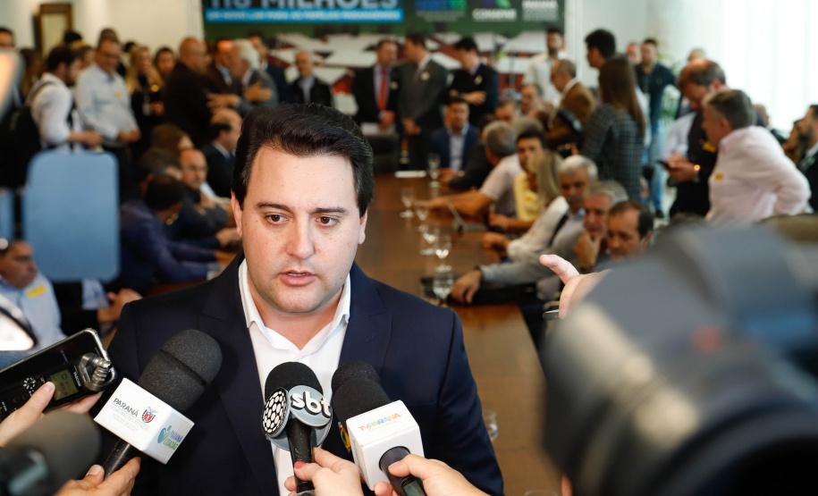 O governador Carlos Massa Ratinho Junior confirmou nesta quarta-feira (9) mais 1.494 novas casas populares para moradores de 33 municípios paranaenses. São imóveis financiados, casas repassadas gratuitamente a famílias de baixa renda e condomínios para pessoas idosas. O investimento é de R$ 118 milhões, com recursos do Tesouro Estadual, por meio do programa Habita Paraná, e de financiamento do Banco Interamericano de Desenvolvimento (BID).Foto: José Fernando Ogura/AEN