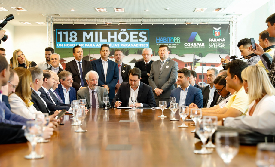 O governador Carlos Massa Ratinho Junior confirmou nesta quarta-feira (9) mais 1.494 novas casas populares para moradores de 33 municípios paranaenses. São imóveis financiados, casas repassadas gratuitamente a famílias de baixa renda e condomínios para pessoas idosas. O investimento é de R$ 118 milhões, com recursos do Tesouro Estadual, por meio do programa Habita Paraná, e de financiamento do Banco Interamericano de Desenvolvimento (BID).
