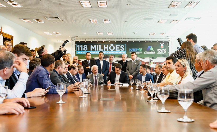 O governador Carlos Massa Ratinho Junior confirmou nesta quarta-feira (9) mais 1.494 novas casas populares para moradores de 33 municípios paranaenses. São imóveis financiados, casas repassadas gratuitamente a famílias de baixa renda e condomínios para pessoas idosas. O investimento é de R$ 118 milhões, com recursos do Tesouro Estadual, por meio do programa Habita Paraná, e de financiamento do Banco Interamericano de Desenvolvimento (BID).