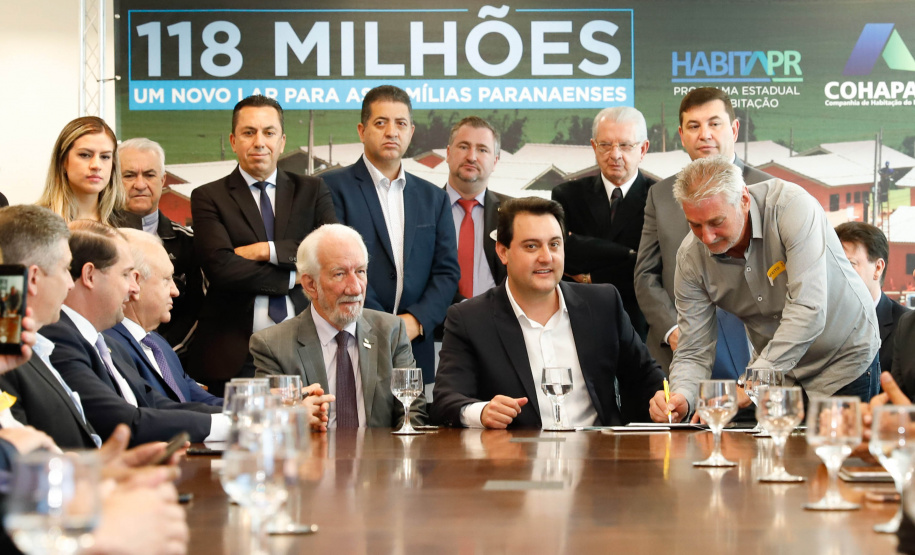 O governador Carlos Massa Ratinho Junior confirmou nesta quarta-feira (9) mais 1.494 novas casas populares para moradores de 33 municípios paranaenses. São imóveis financiados, casas repassadas gratuitamente a famílias de baixa renda e condomínios para pessoas idosas. O investimento é de R$ 118 milhões, com recursos do Tesouro Estadual, por meio do programa Habita Paraná, e de financiamento do Banco Interamericano de Desenvolvimento (BID).