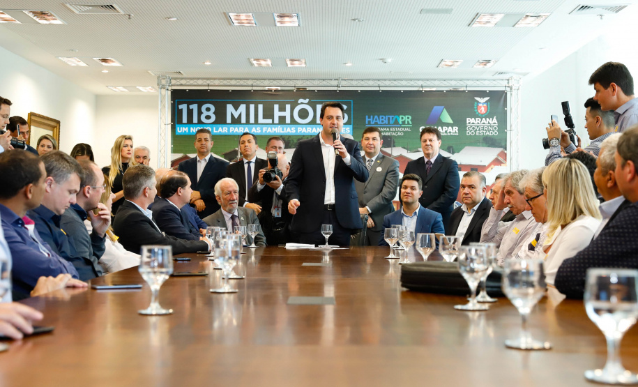 O governador Carlos Massa Ratinho Junior confirmou nesta quarta-feira (9) mais 1.494 novas casas populares para moradores de 33 municípios paranaenses. São imóveis financiados, casas repassadas gratuitamente a famílias de baixa renda e condomínios para pessoas idosas. O investimento é de R$ 118 milhões, com recursos do Tesouro Estadual, por meio do programa Habita Paraná, e de financiamento do Banco Interamericano de Desenvolvimento (BID).
