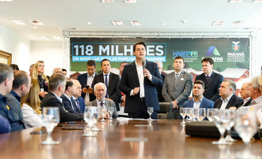 O governador Carlos Massa Ratinho Junior confirmou nesta quarta-feira (9) mais 1.494 novas casas populares para moradores de 33 municípios paranaenses. São imóveis financiados, casas repassadas gratuitamente a famílias de baixa renda e condomínios para pessoas idosas. O investimento é de R$ 118 milhões, com recursos do Tesouro Estadual, por meio do programa Habita Paraná, e de financiamento do Banco Interamericano de Desenvolvimento (BID).