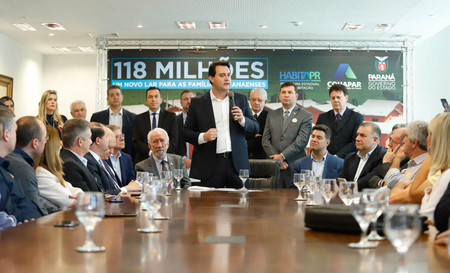 O governador Carlos Massa Ratinho Junior confirmou nesta quarta-feira (9) mais 1.494 novas casas populares para moradores de 33 municípios paranaenses. São imóveis financiados, casas repassadas gratuitamente a famílias de baixa renda e condomínios para pessoas idosas. O investimento é de R$ 118 milhões, com recursos do Tesouro Estadual, por meio do programa Habita Paraná, e de financiamento do Banco Interamericano de Desenvolvimento (BID).