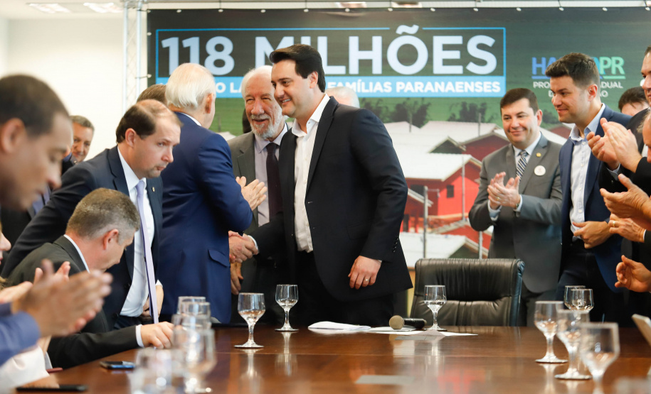 O governador Carlos Massa Ratinho Junior confirmou nesta quarta-feira (9) mais 1.494 novas casas populares para moradores de 33 municípios paranaenses. São imóveis financiados, casas repassadas gratuitamente a famílias de baixa renda e condomínios para pessoas idosas. O investimento é de R$ 118 milhões, com recursos do Tesouro Estadual, por meio do programa Habita Paraná, e de financiamento do Banco Interamericano de Desenvolvimento (BID).
