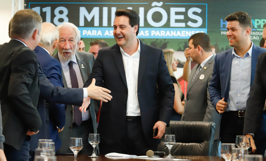 O governador Carlos Massa Ratinho Junior confirmou nesta quarta-feira (9) mais 1.494 novas casas populares para moradores de 33 municípios paranaenses. São imóveis financiados, casas repassadas gratuitamente a famílias de baixa renda e condomínios para pessoas idosas. O investimento é de R$ 118 milhões, com recursos do Tesouro Estadual, por meio do programa Habita Paraná, e de financiamento do Banco Interamericano de Desenvolvimento (BID).