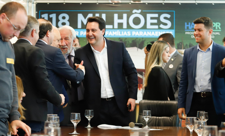 O governador Carlos Massa Ratinho Junior confirmou nesta quarta-feira (9) mais 1.494 novas casas populares para moradores de 33 municípios paranaenses. São imóveis financiados, casas repassadas gratuitamente a famílias de baixa renda e condomínios para pessoas idosas. O investimento é de R$ 118 milhões, com recursos do Tesouro Estadual, por meio do programa Habita Paraná, e de financiamento do Banco Interamericano de Desenvolvimento (BID).