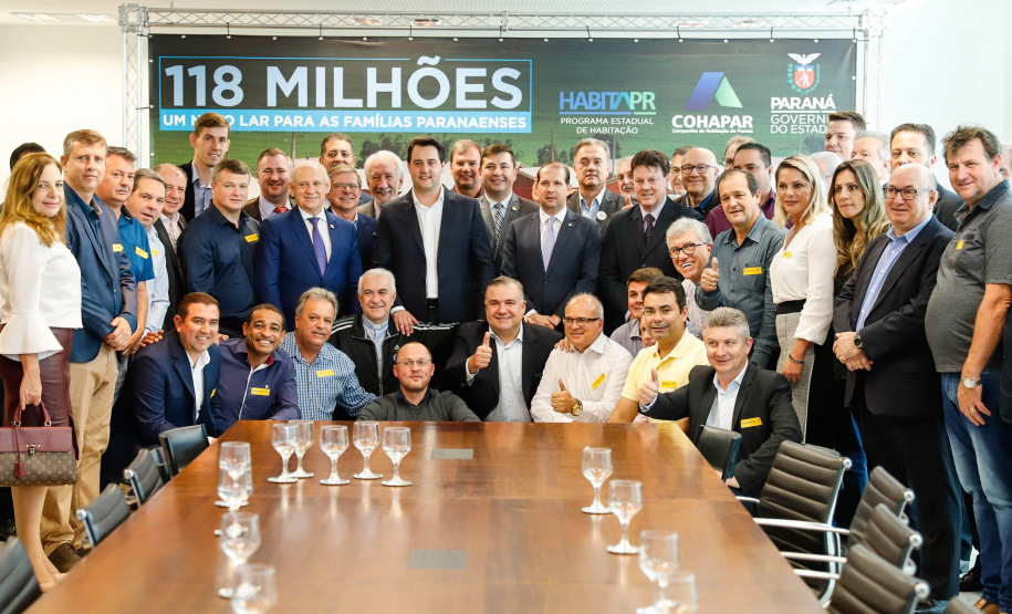 O governador Carlos Massa Ratinho Junior confirmou nesta quarta-feira (9) mais 1.494 novas casas populares para moradores de 33 municípios paranaenses. São imóveis financiados, casas repassadas gratuitamente a famílias de baixa renda e condomínios para pessoas idosas. O investimento é de R$ 118 milhões, com recursos do Tesouro Estadual, por meio do programa Habita Paraná, e de financiamento do Banco Interamericano de Desenvolvimento (BID).