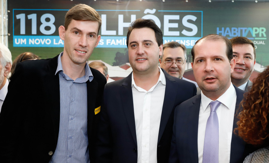O governador Carlos Massa Ratinho Junior confirmou nesta quarta-feira (9) mais 1.494 novas casas populares para moradores de 33 municípios paranaenses. São imóveis financiados, casas repassadas gratuitamente a famílias de baixa renda e condomínios para pessoas idosas. O investimento é de R$ 118 milhões, com recursos do Tesouro Estadual, por meio do programa Habita Paraná, e de financiamento do Banco Interamericano de Desenvolvimento (BID).