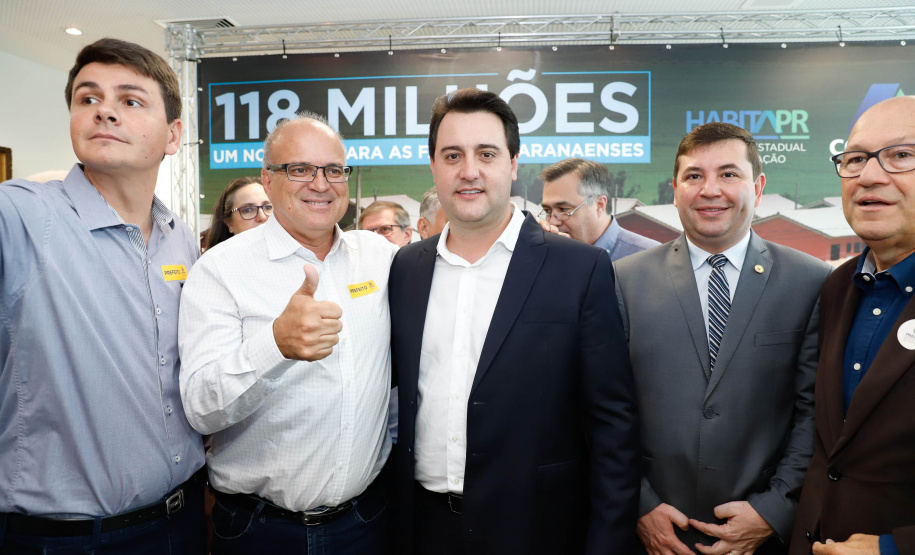 O governador Carlos Massa Ratinho Junior confirmou nesta quarta-feira (9) mais 1.494 novas casas populares para moradores de 33 municípios paranaenses. São imóveis financiados, casas repassadas gratuitamente a famílias de baixa renda e condomínios para pessoas idosas. O investimento é de R$ 118 milhões, com recursos do Tesouro Estadual, por meio do programa Habita Paraná, e de financiamento do Banco Interamericano de Desenvolvimento (BID).