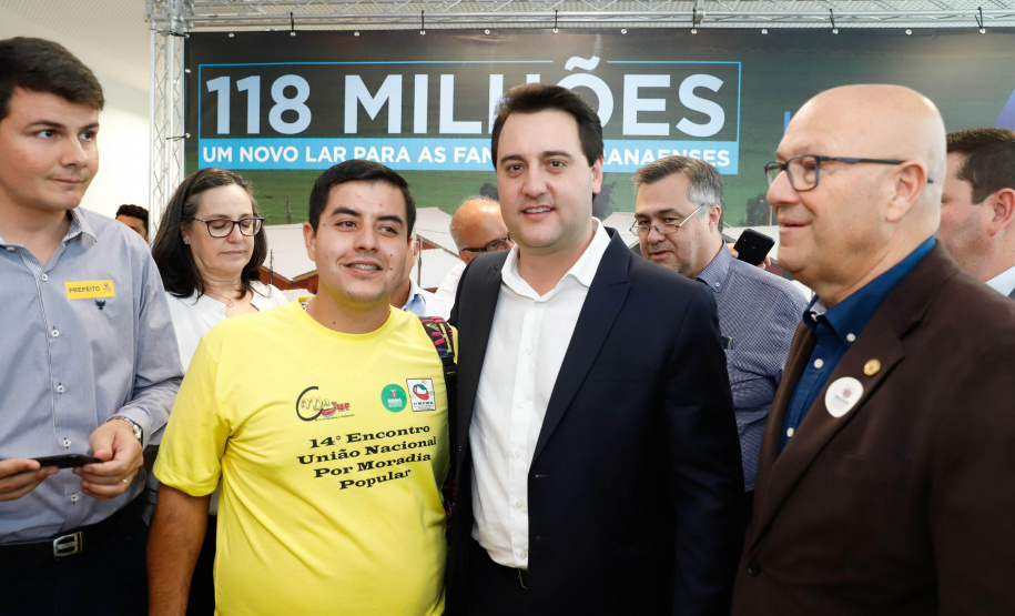 O governador Carlos Massa Ratinho Junior confirmou nesta quarta-feira (9) mais 1.494 novas casas populares para moradores de 33 municípios paranaenses. São imóveis financiados, casas repassadas gratuitamente a famílias de baixa renda e condomínios para pessoas idosas. O investimento é de R$ 118 milhões, com recursos do Tesouro Estadual, por meio do programa Habita Paraná, e de financiamento do Banco Interamericano de Desenvolvimento (BID).