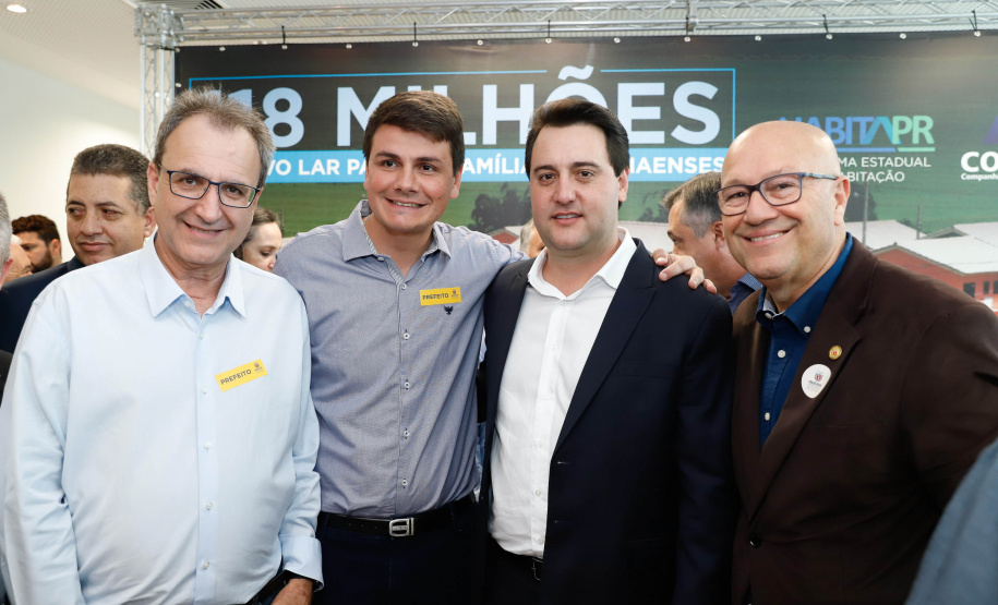O governador Carlos Massa Ratinho Junior confirmou nesta quarta-feira (9) mais 1.494 novas casas populares para moradores de 33 municípios paranaenses. São imóveis financiados, casas repassadas gratuitamente a famílias de baixa renda e condomínios para pessoas idosas. O investimento é de R$ 118 milhões, com recursos do Tesouro Estadual, por meio do programa Habita Paraná, e de financiamento do Banco Interamericano de Desenvolvimento (BID).