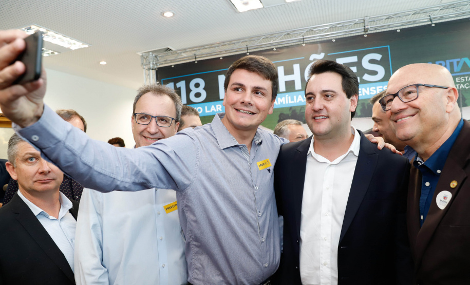 O governador Carlos Massa Ratinho Junior confirmou nesta quarta-feira (9) mais 1.494 novas casas populares para moradores de 33 municípios paranaenses. São imóveis financiados, casas repassadas gratuitamente a famílias de baixa renda e condomínios para pessoas idosas. O investimento é de R$ 118 milhões, com recursos do Tesouro Estadual, por meio do programa Habita Paraná, e de financiamento do Banco Interamericano de Desenvolvimento (BID).