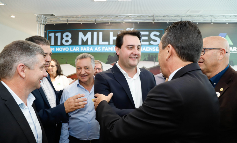 O governador Carlos Massa Ratinho Junior confirmou nesta quarta-feira (9) mais 1.494 novas casas populares para moradores de 33 municípios paranaenses. São imóveis financiados, casas repassadas gratuitamente a famílias de baixa renda e condomínios para pessoas idosas. O investimento é de R$ 118 milhões, com recursos do Tesouro Estadual, por meio do programa Habita Paraná, e de financiamento do Banco Interamericano de Desenvolvimento (BID).