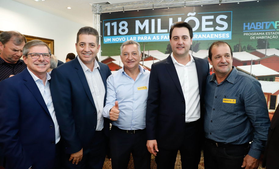 O governador Carlos Massa Ratinho Junior confirmou nesta quarta-feira (9) mais 1.494 novas casas populares para moradores de 33 municípios paranaenses. São imóveis financiados, casas repassadas gratuitamente a famílias de baixa renda e condomínios para pessoas idosas. O investimento é de R$ 118 milhões, com recursos do Tesouro Estadual, por meio do programa Habita Paraná, e de financiamento do Banco Interamericano de Desenvolvimento (BID).