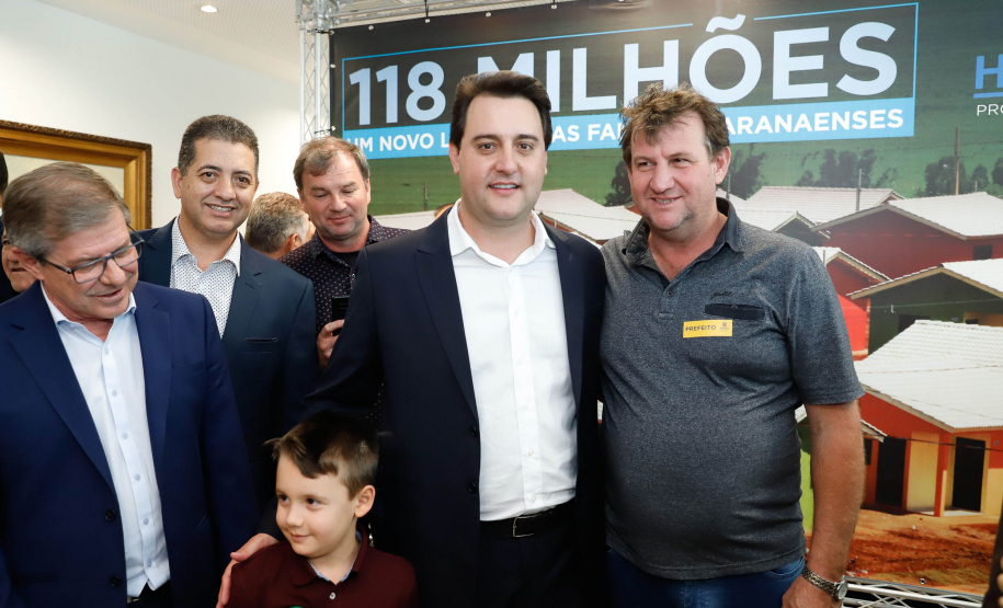O governador Carlos Massa Ratinho Junior confirmou nesta quarta-feira (9) mais 1.494 novas casas populares para moradores de 33 municípios paranaenses. São imóveis financiados, casas repassadas gratuitamente a famílias de baixa renda e condomínios para pessoas idosas. O investimento é de R$ 118 milhões, com recursos do Tesouro Estadual, por meio do programa Habita Paraná, e de financiamento do Banco Interamericano de Desenvolvimento (BID).