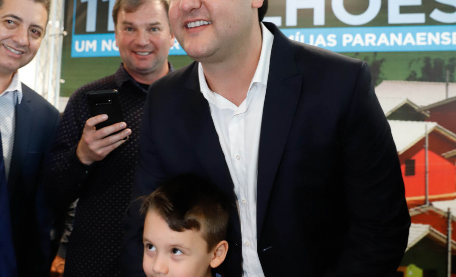 O governador Carlos Massa Ratinho Junior confirmou nesta quarta-feira (9) mais 1.494 novas casas populares para moradores de 33 municípios paranaenses. São imóveis financiados, casas repassadas gratuitamente a famílias de baixa renda e condomínios para pessoas idosas. O investimento é de R$ 118 milhões, com recursos do Tesouro Estadual, por meio do programa Habita Paraná, e de financiamento do Banco Interamericano de Desenvolvimento (BID).