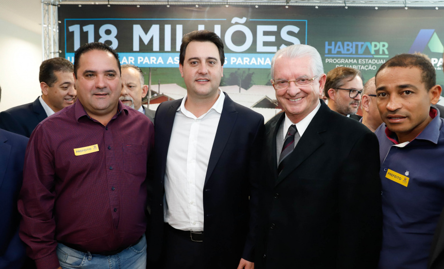 O governador Carlos Massa Ratinho Junior confirmou nesta quarta-feira (9) mais 1.494 novas casas populares para moradores de 33 municípios paranaenses. São imóveis financiados, casas repassadas gratuitamente a famílias de baixa renda e condomínios para pessoas idosas. O investimento é de R$ 118 milhões, com recursos do Tesouro Estadual, por meio do programa Habita Paraná, e de financiamento do Banco Interamericano de Desenvolvimento (BID).