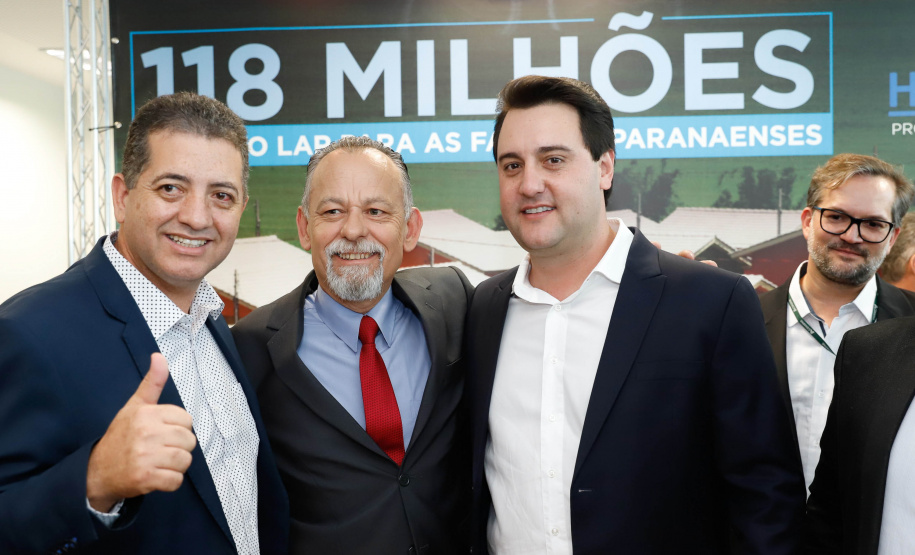 O governador Carlos Massa Ratinho Junior confirmou nesta quarta-feira (9) mais 1.494 novas casas populares para moradores de 33 municípios paranaenses. São imóveis financiados, casas repassadas gratuitamente a famílias de baixa renda e condomínios para pessoas idosas. O investimento é de R$ 118 milhões, com recursos do Tesouro Estadual, por meio do programa Habita Paraná, e de financiamento do Banco Interamericano de Desenvolvimento (BID).