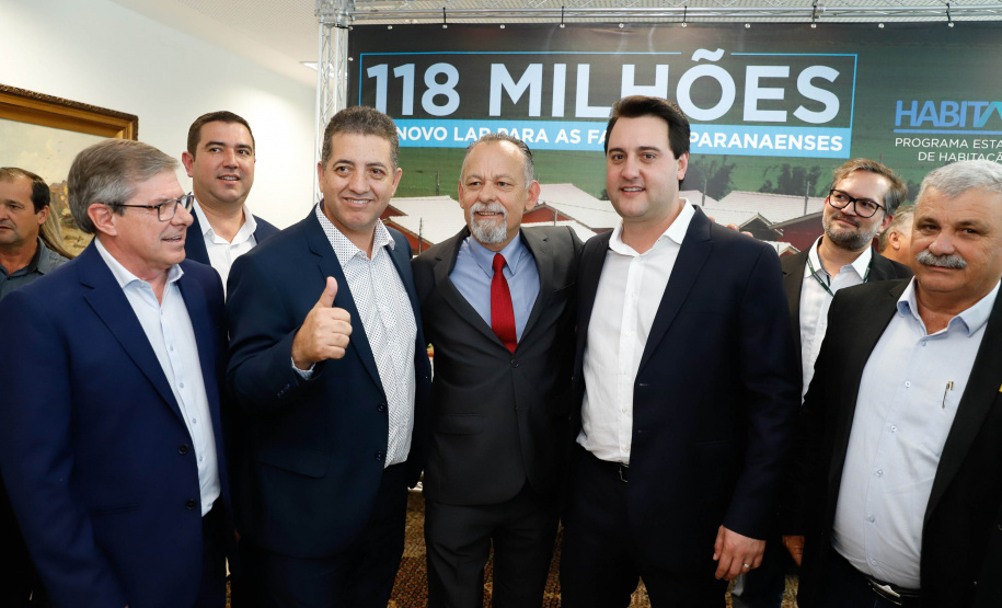 O governador Carlos Massa Ratinho Junior confirmou nesta quarta-feira (9) mais 1.494 novas casas populares para moradores de 33 municípios paranaenses. São imóveis financiados, casas repassadas gratuitamente a famílias de baixa renda e condomínios para pessoas idosas. O investimento é de R$ 118 milhões, com recursos do Tesouro Estadual, por meio do programa Habita Paraná, e de financiamento do Banco Interamericano de Desenvolvimento (BID).