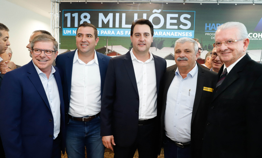 O governador Carlos Massa Ratinho Junior confirmou nesta quarta-feira (9) mais 1.494 novas casas populares para moradores de 33 municípios paranaenses. São imóveis financiados, casas repassadas gratuitamente a famílias de baixa renda e condomínios para pessoas idosas. O investimento é de R$ 118 milhões, com recursos do Tesouro Estadual, por meio do programa Habita Paraná, e de financiamento do Banco Interamericano de Desenvolvimento (BID).