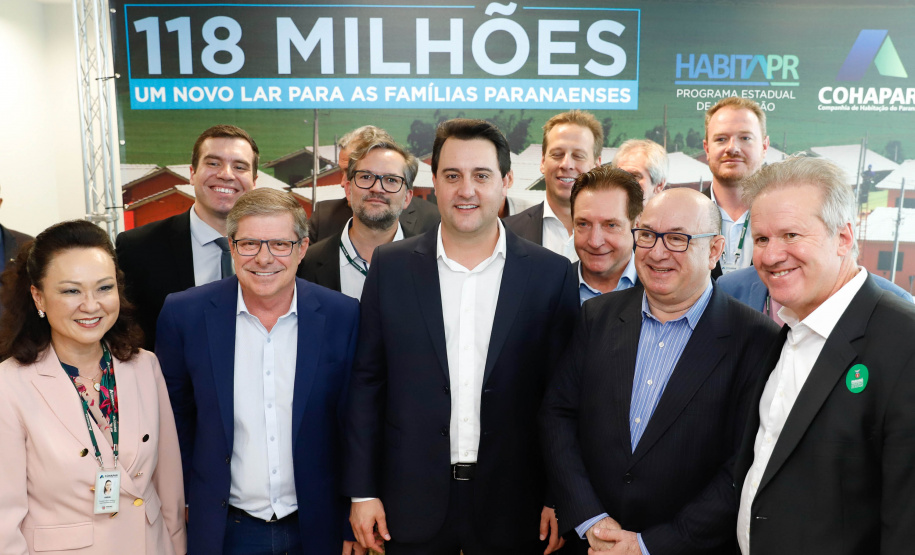 O governador Carlos Massa Ratinho Junior confirmou nesta quarta-feira (9) mais 1.494 novas casas populares para moradores de 33 municípios paranaenses. São imóveis financiados, casas repassadas gratuitamente a famílias de baixa renda e condomínios para pessoas idosas. O investimento é de R$ 118 milhões, com recursos do Tesouro Estadual, por meio do programa Habita Paraná, e de financiamento do Banco Interamericano de Desenvolvimento (BID).